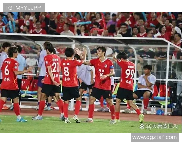 鲁能球迷与建业球迷的激情对决谁能在绿茵场上笑到最后